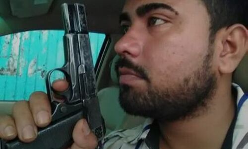 पिस्टल के साथ फोटो खिंचा फेसबुक पर अपलोड कर रौब झाड़ना पड़ा महंगा, पुलिस ने गिरफ्तार भेजा जेल पिस्टल के साथ फोटो खिंचा फेसबुक पर अपलोड कर रौब झाड़ना पड़ा महंगा, पुलिस ने गिरफ्तार भेजा जेल