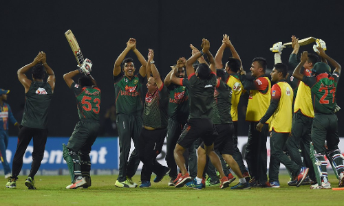 बांग्लादेश-श्रीलंका मैच में हुई शर्मनाक घटना, आपस में भिड़ गए खिलाड़ी, देखें वीडियो