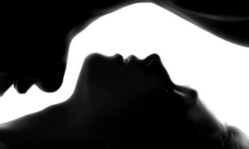 सड़क क‍िनारे सबके सामने  खुलेआम होता रहा मह‍िला का रेप, लोग देखकर वीडियो बनाते रहे