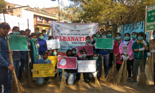 BHU स्टूडेंट उतरे सड़को पर,दिया स्वच्छता का संदेश