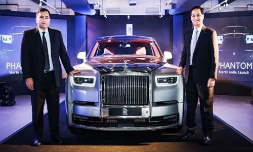 रॉल्‍स-रॉयस ने पेश की न्यू प्रीमियम कार Phantom, जानिए कीमत और इसके खास फीचर्स