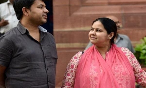 मनी लॉन्ड्रिंग केस : मीसा भारती और उनके पति शैलेश यादव को मिली जमानत, कोर्ट ने रखी ये शर्त मनी लॉन्ड्रिंग केस : मीसा भारती और उनके पति शैलेश यादव को मिली जमानत, कोर्ट ने रखी ये शर्त