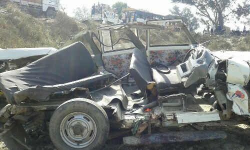 हरदोई: बस और पीजो कमाण्डर में टक्कर, 6 की मौत और 5 घायल हरदोई: बस और पीजो कमाण्डर में टक्कर, 6 की मौत और 5 घायल