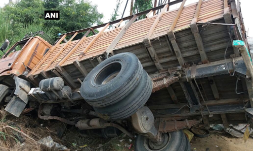 अलीगढ़ में दो वाहनों में भीषण भिडंत , 4 लोंगों की मौत अलीगढ़ में दो वाहनों में भीषण भिडंत , 4 लोंगों की मौत
