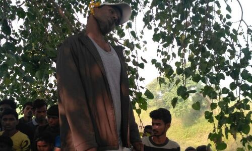 युवक की पेड़ से लटकी लाश मिलने से इलाके में फैली सनसनी, हत्या या आत्महत्या..?