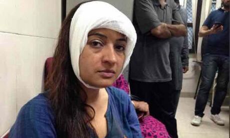 आप विधायक अलका लांबा पर विजनौर के चुनावी सभा में हमला आप विधायक अलका लांबा पर विजनौर के चुनावी सभा में हमला