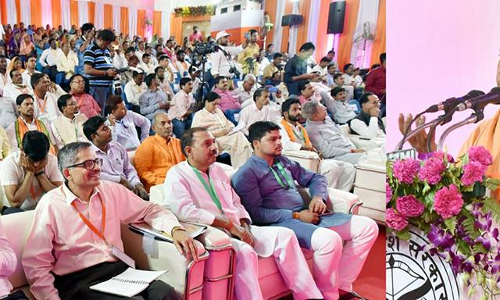 सीएम योगी ने की हरदोई में विकास कार्यों एवं कानून व्यवस्था की समीक्षा