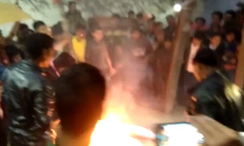 बिजनौर में अतिक्रमण का विरोध, गुस्साए लोगों ने चैयरमैन पति का पुतला जलाया बिजनौर में अतिक्रमण का विरोध, गुस्साए लोगों ने चैयरमैन पति का पुतला जलाया