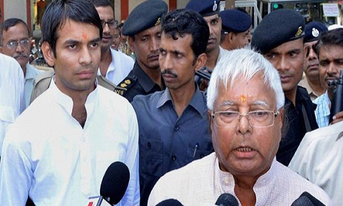 कम नहीं हो रही लालू परिवार की मुसीबतें, तेजस्वी के बाद अब तेज प्रताप पर गिरी गाज