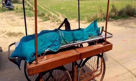 अस्पताल में शव वाहन के रहने के बाबजूद शेखपुरा जीआरपी पुलिस ने ठेले पर लाद शव को 10 किमी चले पैदल दफनाने