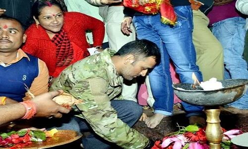 नए साल में सफलताओं के लिए दुआ मांगने मंदिर पहुंचे महेंद्र सिंह धोनी नए साल में सफलताओं के लिए दुआ मांगने मंदिर पहुंचे महेंद्र सिंह धोनी