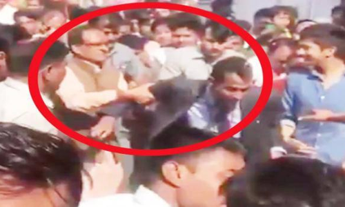 CM शिवराज को आया गुस्सा, सरेआम बॉडीगार्ड को जड़ दिया थप्पड़, वीडियो वायरल