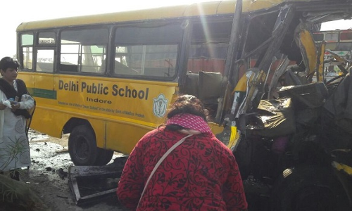 इंदौर: DPS स्कूल बस और ट्रक के बीच भीषण टक्कर, 5 स्कूली बच्चे समेत ड्राइवर की मौत