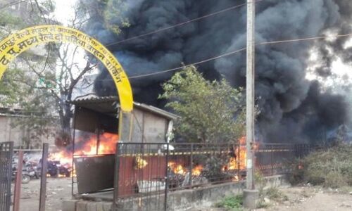 रायपुर रेलवे स्टेशन के पार्किंग में लगी भीषण आग, सैकड़ों गाड़ियां हुई जलकर खाक