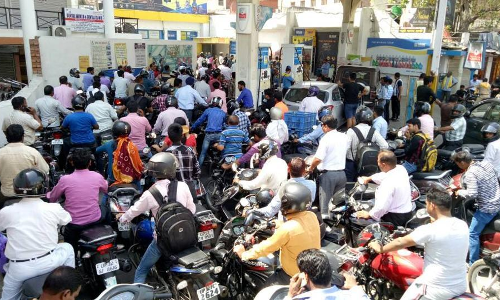 नवंबर में पेट्रोल का भाव 6 रुपए और डीजल 5.40 पैसे हुआ सस्ता नवंबर में पेट्रोल का भाव 6 रुपए और डीजल 5.40 पैसे हुआ सस्ता