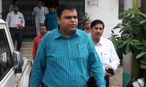 तेज तर्रार, बेदाग और कड़क आईएएस अफसर मुकेश पाण्डेय ने क्यों किया सुसाइड?