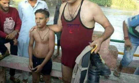 सिपाही कुम्पाल तोमर ने किया साहस का काम, कूद पड़े गंग नहर में और बचा ली बच्चे की जान! सिपाही कुम्पाल तोमर ने किया साहस का काम, कूद पड़े गंग नहर में और बचा ली बच्चे की जान!