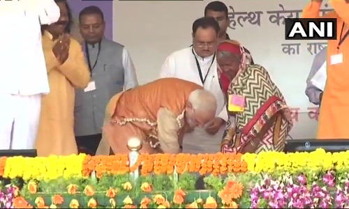 आयुष्मान भारत योजना : PM मोदी ने आदिवासी महिला को पहनाई चप्पल, देखिए- VIDEO