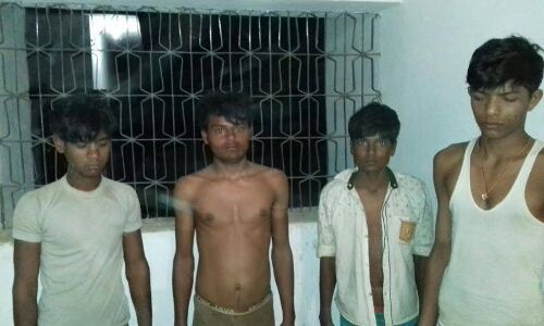 दुकान में छेद कर मोबाइल चोरी कर रहे चार लड़कों को पुलिस ने लिया हिरासत में