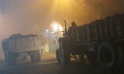 हरदोई के औद्योगिक क्षेत्र में रात में चलता है अवैध खनन