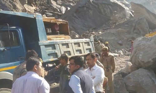 लैंडस्लाइड से अवरुद्ध हुआ बद्रीनाथ मार्ग, करीब 15000 तीर्थयात्री फंसे, हेल्पलाइन नंबर जारी लैंडस्लाइड से अवरुद्ध हुआ बद्रीनाथ मार्ग, करीब 15000 तीर्थयात्री फंसे, हेल्पलाइन नंबर जारी