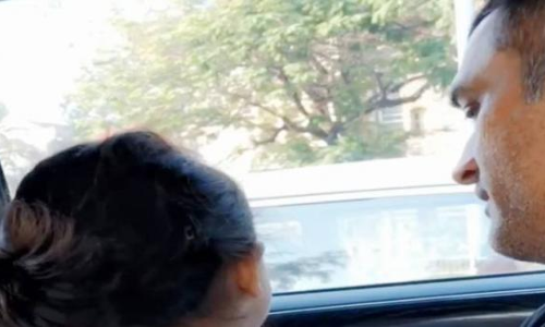 धोनी की गोद में बैठकर बेटी जीवा ने गाया गाना, VIRAL हुआ वीडियो