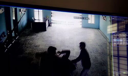 बिजनौर: स्कूल में सरेआम गुंडा गर्दी सीसीटीवी कैमरे में कैद बिजनौर: स्कूल में सरेआम गुंडा गर्दी सीसीटीवी कैमरे में कैद