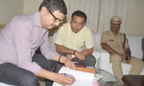 डूबे हुए धन को लेकर निवेशकों ने फिर लगाई चैयरमैन प्रभात कुमार से गुहार, प्रीमिया कंपनी भी है फरार डूबे हुए धन को लेकर निवेशकों ने फिर लगाई चैयरमैन प्रभात कुमार से गुहार, प्रीमिया कंपनी भी है फरार