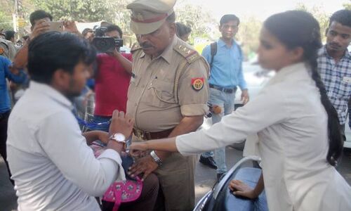 2014 बैच की आईपीएस अधिकारी ने दिया मनचलो को सबक