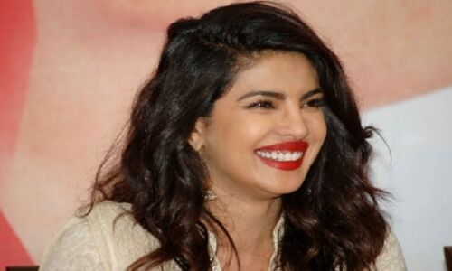 प्रियंका ने अपनी टीम के साथ मैनेक्विन चुनौती लिया