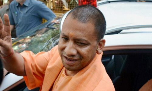 मुख्यमंत्री बनने के बाद पहली बार गोरखपुर पहुंचे योगी आदित्यनाथ, थोड़ी देर में करेंगे रोड शो