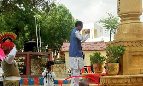 देश के महान सपूतों को मुख्यमंत्री शिवराज ने जुते पहनकर किया नमन!