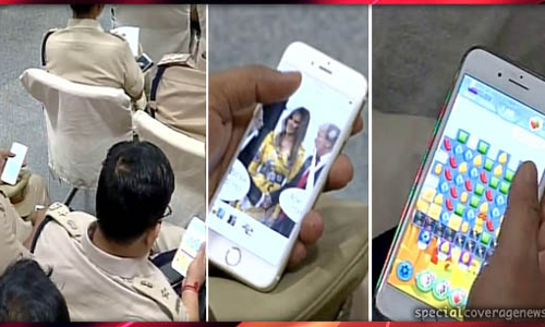 मुख्यमंत्री के कार्यक्रम में मोबाइल पर गेम खेल रहे पुलिस अधिकारी, कैमरे में हुए कैद