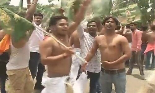 लालू पर छापों के विरोध में RJD का प्रदर्शन, BJP दफ्तर पर जमकर पत्थरबाजी और तोड़फोड़