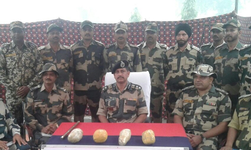 पंजाब बार्डर पर सरगर्मी तेज,  पाकिस्तानी तस्करों ने भेजी करोड़ों की हेरोइन पंजाब बार्डर पर सरगर्मी तेज,  पाकिस्तानी तस्करों ने भेजी करोड़ों की हेरोइन