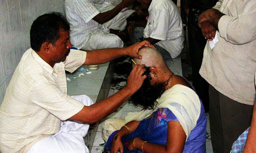 तिरुपति मंदिर की प्रबंधन समिति ने मुंडन करने वाले 243 नाइयों को निकाला, ये थी वजह