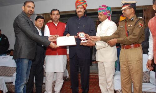 डॉ राहड़ को गणतंत्र दिवस पर मिला जिला स्तरीय सम्मान डॉ राहड़ को गणतंत्र दिवस पर मिला जिला स्तरीय सम्मान