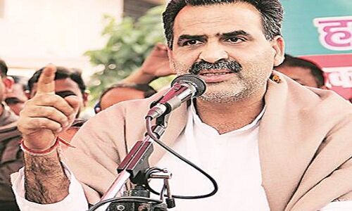 केंद्रीय कृषि राज्यमंत्री संजीव बालियान मथुरा में बीजेपी प्रत्याशी के पक्ष में कर रहे जनसभा