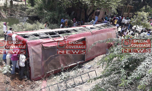 एटा में अनुबंधित रोडवेज बस पुल से नीचे गिरी, एक की मौत एक दर्जन से अधिक यात्री घायल एटा में अनुबंधित रोडवेज बस पुल से नीचे गिरी, एक की मौत एक दर्जन से अधिक यात्री घायल