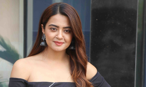 एक्ट्रेस सुरवीन चावला पर लाखों की धोखाधड़ी का आरोप, FIR दर्ज