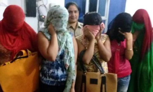 अभी अभी गाज़ियाबाद में हाई प्रोफाइल सेक्स रैकेट का भंडाफोड़, कंडोम, गर्भ निरोधक गोलियां देख उड़े होश