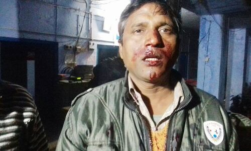 सपा नेता के ट्रक से टूटा बिजली का तार, विधुत कर्मी ने रोका ट्रक तो सपा नेता ये किया हाल!