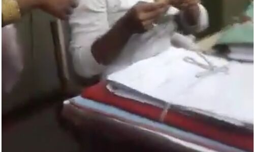 बच्चों के जन्म प्रमाण पत्र के लिए रिश्वत लेते कैमरे में कैद हुए अस्पताल के कर्मचारी, देखिए वीडियो