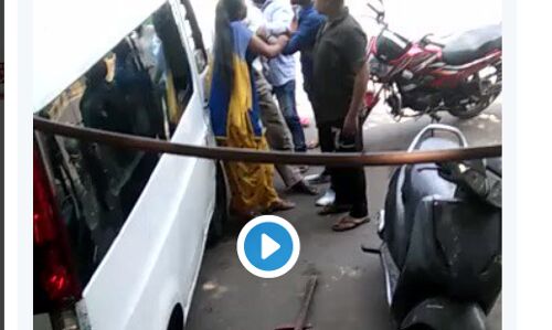 मुरादाबाद में दबंगों ने सरेआम दूकानदार को पीटा, देखकर वीडियो उड़ जायेंगे होश