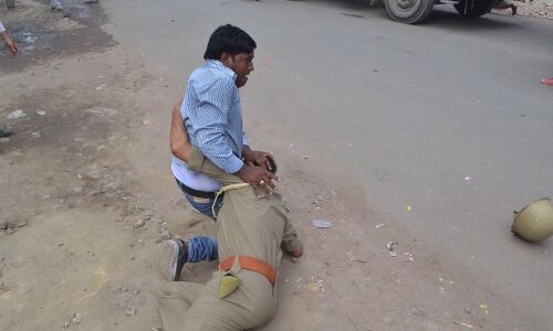 कानपुर में पुलिस पिटाई का वीडियो हुआ वायरल, कैसे दौड़ा दौड़ा कर की पिटाई देखें वीडियो