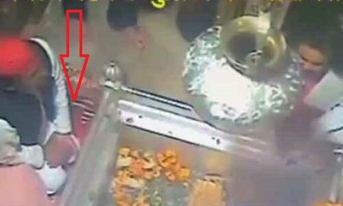 काशी विश्वनाथ मंदिर में पूजा के समय नमाज की मुद्रा में बैठे अखिलेश, पुजारी ने टोका!