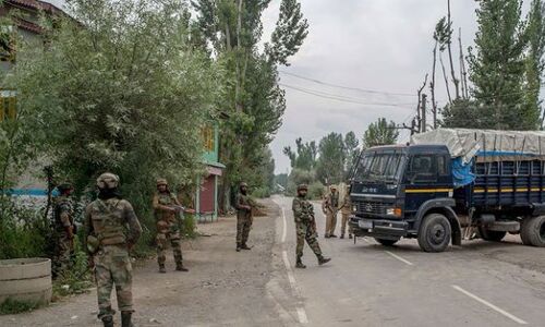 जम्मू कश्मीर में दो आतंकी हमले, दो पुलिसकर्मी शहीद और दस सीआरपीएफ के जवान घायल