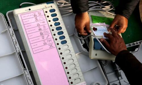 झांसी में संदिग्ध हाल में मिली दो गाड़ियों में भरी ईवीएम, मचा हड़कम्प झांसी में संदिग्ध हाल में मिली दो गाड़ियों में भरी ईवीएम, मचा हड़कम्प