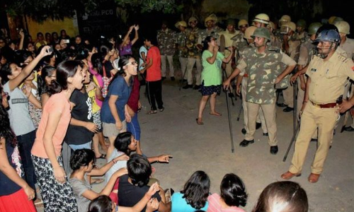 BHU में छात्राओं पर लाठीचार्ज के मामले में SO, CO, ACM हटाए