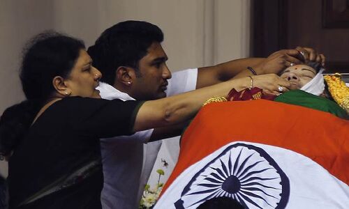 शशिकला की परिवार को दो टूक, कहा - पार्टी और सरकार से रहो दूर शशिकला की परिवार को दो टूक, कहा - पार्टी और सरकार से रहो दूर